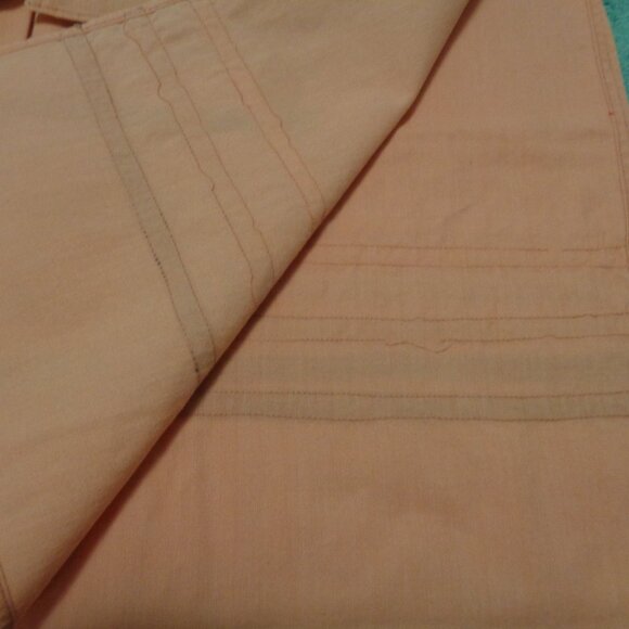 1950S VINTAGE PEACHY SMALL TABLECLOTH W A FEW STRIPES PLUS NAPKINS LOT - Picture 3 of 4